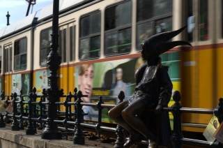 The little princess, bronze made fragile by the passing tram