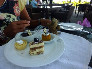 Time for cakes on the veranda of the Eastern and Oriental hotel, wot wot