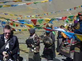 Goat-bearing Tibetan ladies who only want their picture taken