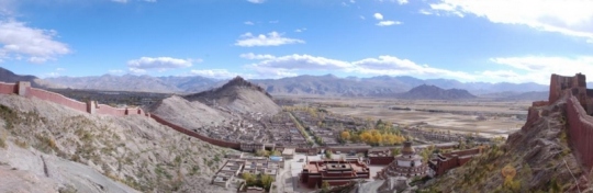 Gyantse, showing the Dzong (fort) and the Kumbum in the foreground
